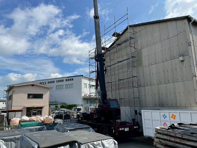姫路市　工場屋根工事　クレーンで折板を荷揚げ作業